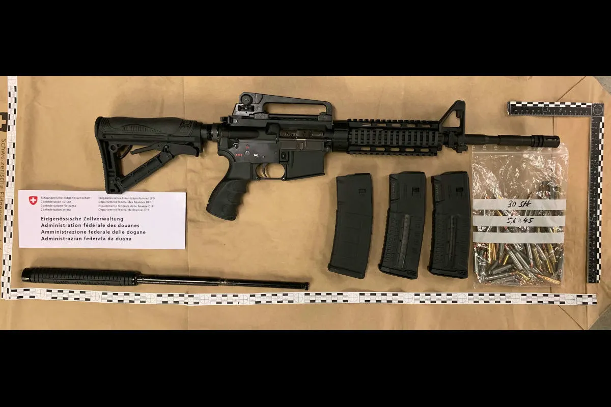 Dittingen BL - Mann mit Sturmgewehr im Auto angehalten