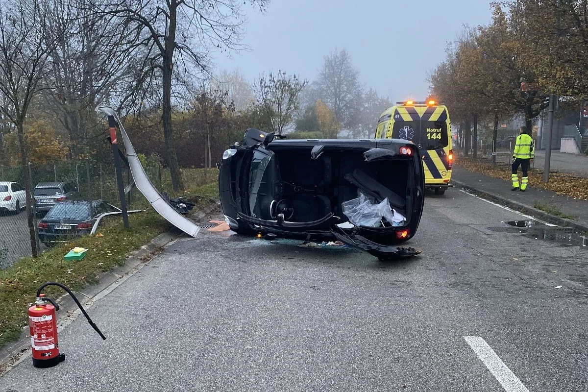 Arlesheim BL - Auto prallt in Reklameständer und kippt auf die Seite