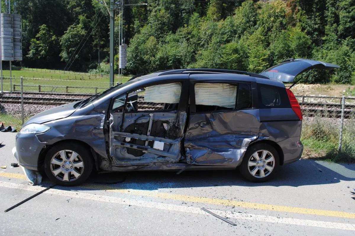 Neuhausen am Rheinfall SH - Drei verletzte Personen bei Verkehrsunfall mit mehreren Fahrzeugen