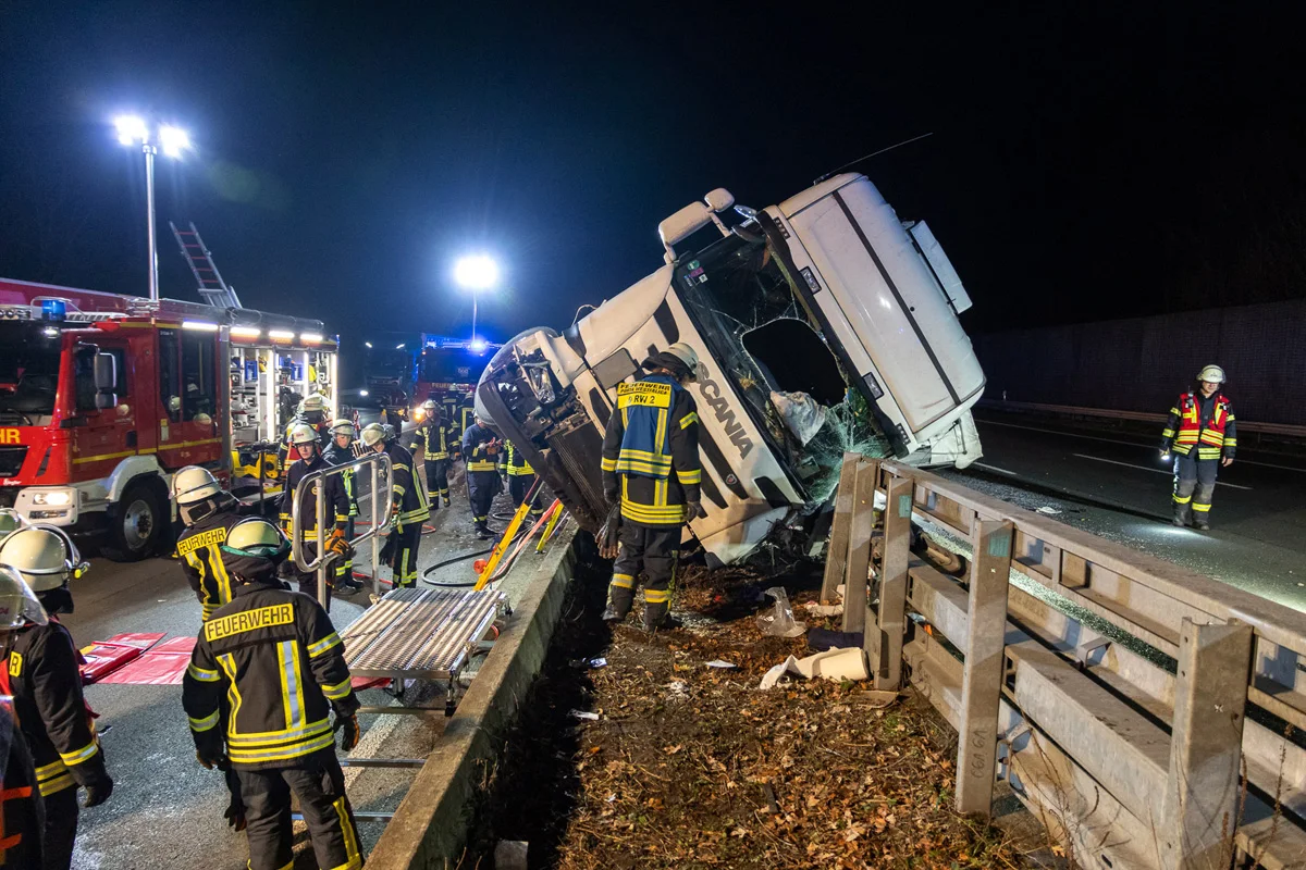 Porta Westfalica – Lkw-Fahrer nach Unfall lebensgefährlich verletzt
