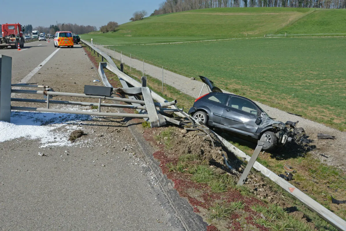 Gachnang TG - Autofahrerin verletzt sich bei Selbstunfall