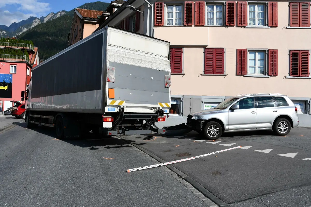 Chur GR - Kollision zwischen Personenwagen und Lastwagen