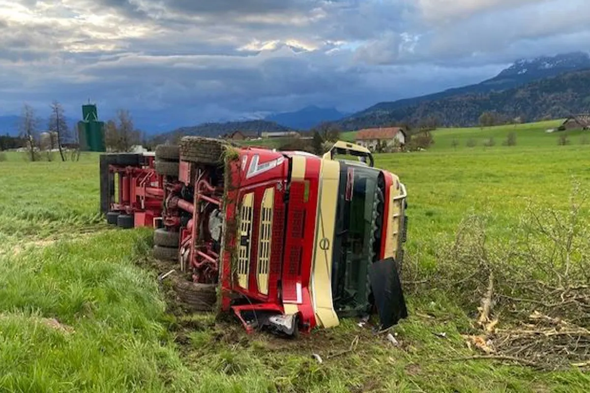 Neuenkirch - Hellbühl LU -  Anhängerzug kollidiert mit zwei entgegenkommenden Fahrzeugen