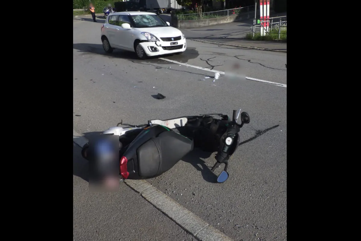 Bürglen UR - Crash zwischen Roller und Auto