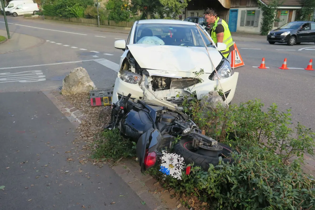 Biel-Benken BL - Motorradlenkerin übersieht Autolenkerin