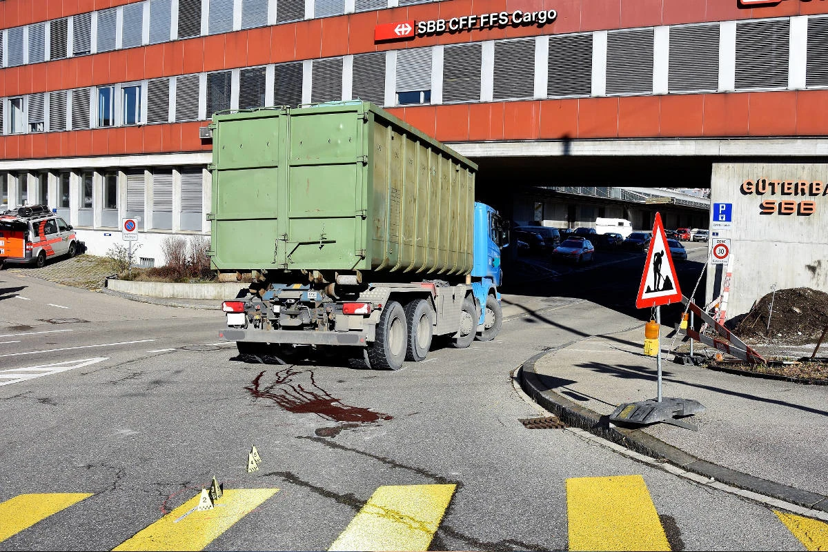 Stadt Schaffhausen SH - Kollision zwischen Fussgänger und Lastwagen