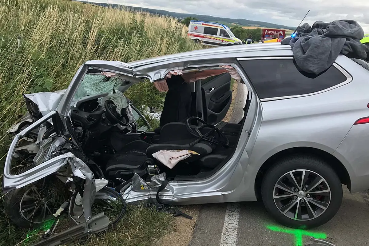 Oberfellabrunn - Vier Jugendliche bei heftigem Crash verletzt