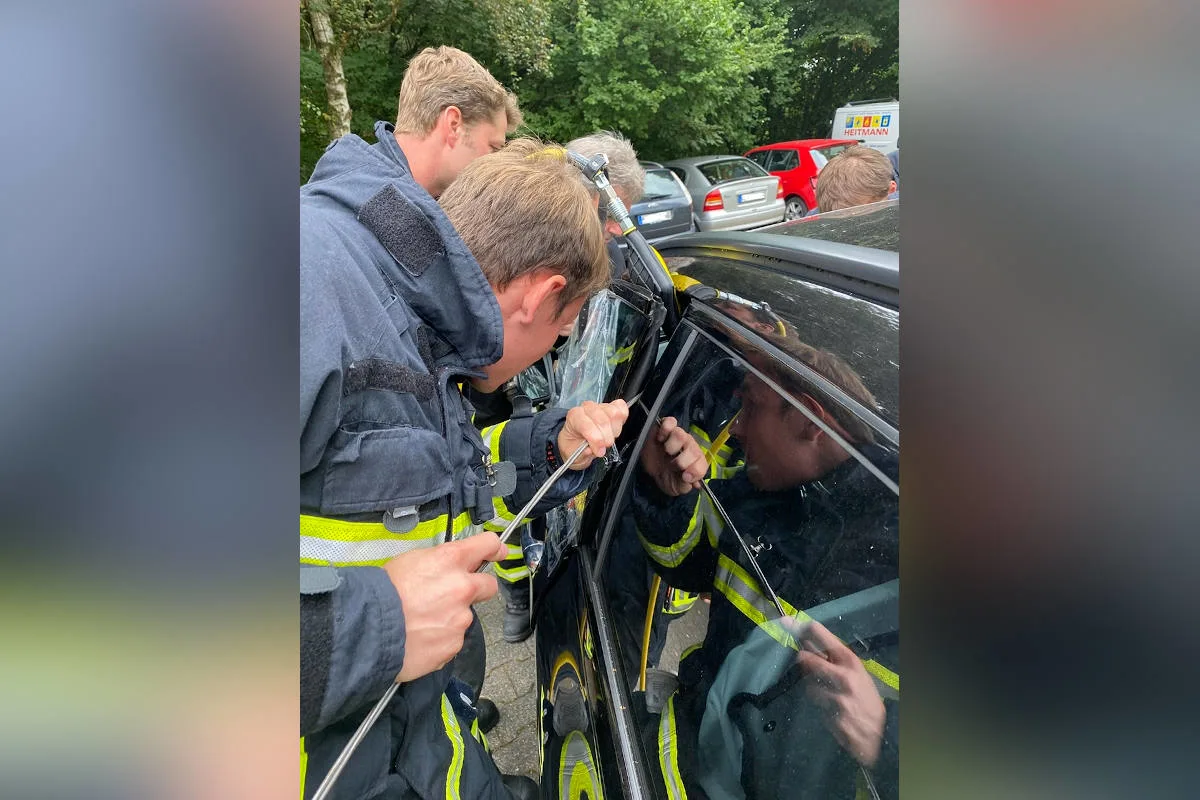 Iserlohn – Kleinkind in PKW eingeschlossen