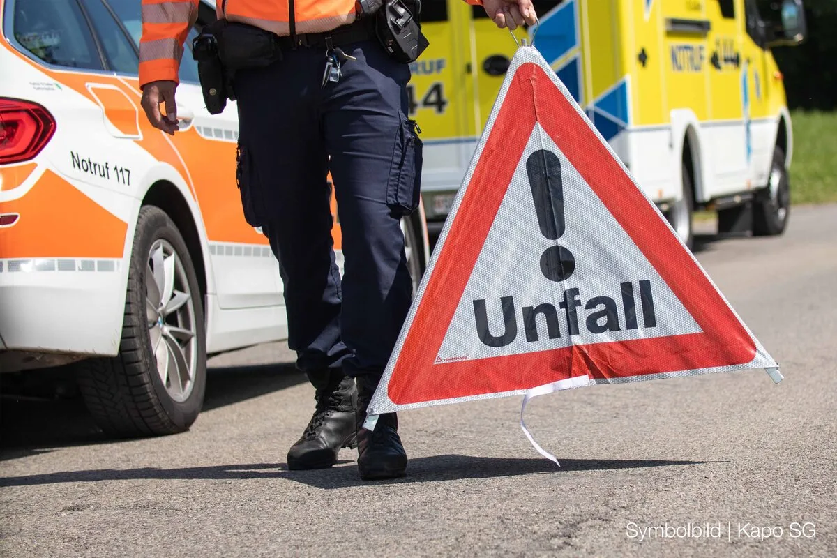 Muolen SG - Auto rollt Frau übers Bein