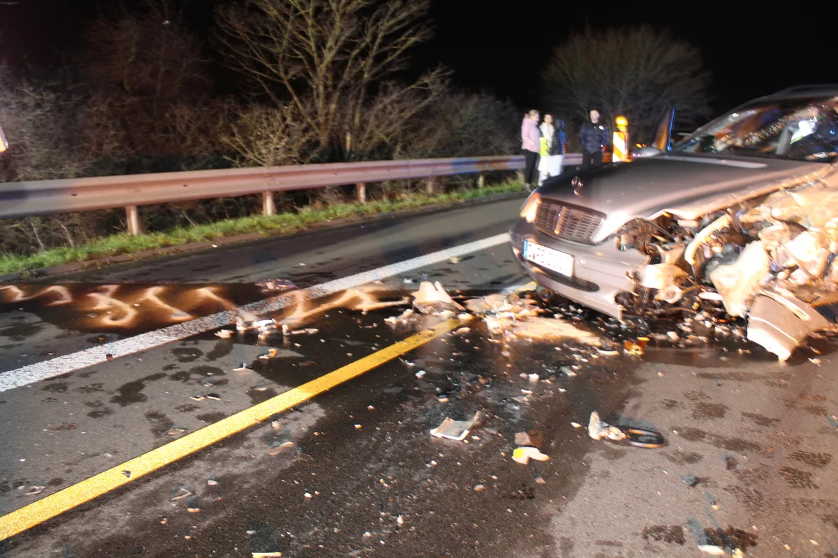 Jülich NW - B56 nach Frontalkollision gesperrt