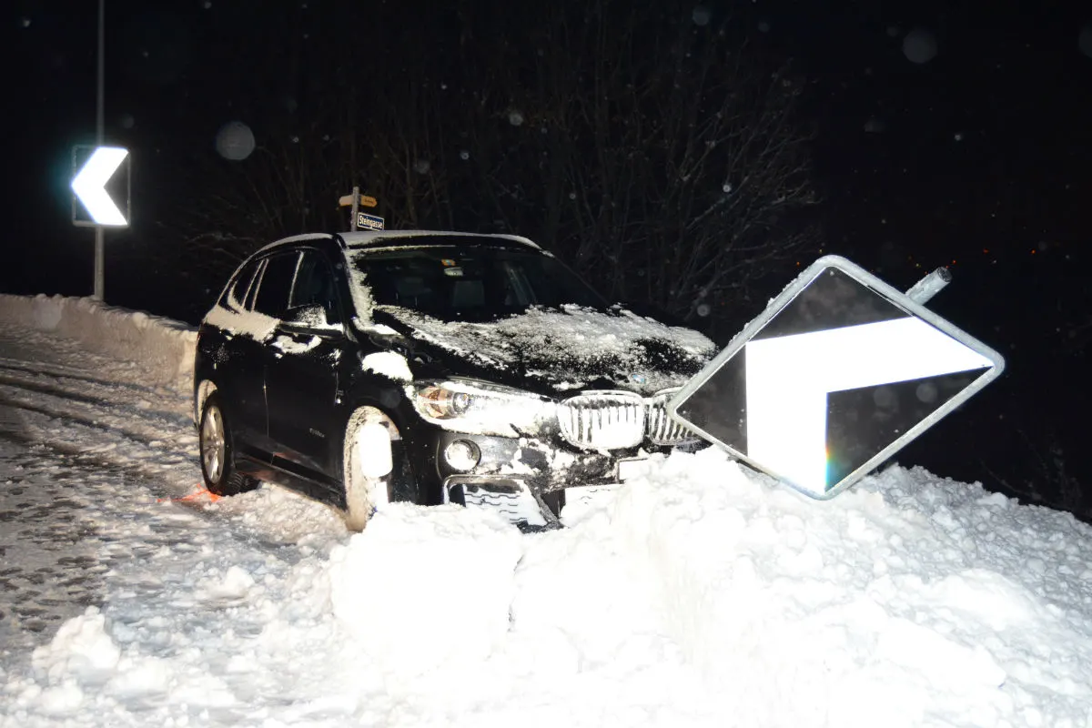 Trogen AR - Rutschpartie auf schneebedeckter Strasse