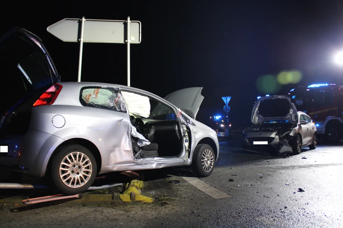 Bad Salzuflen: Feuerwehr muss eingeschlossene Beifahrerin mit schwerem Gerät befreien