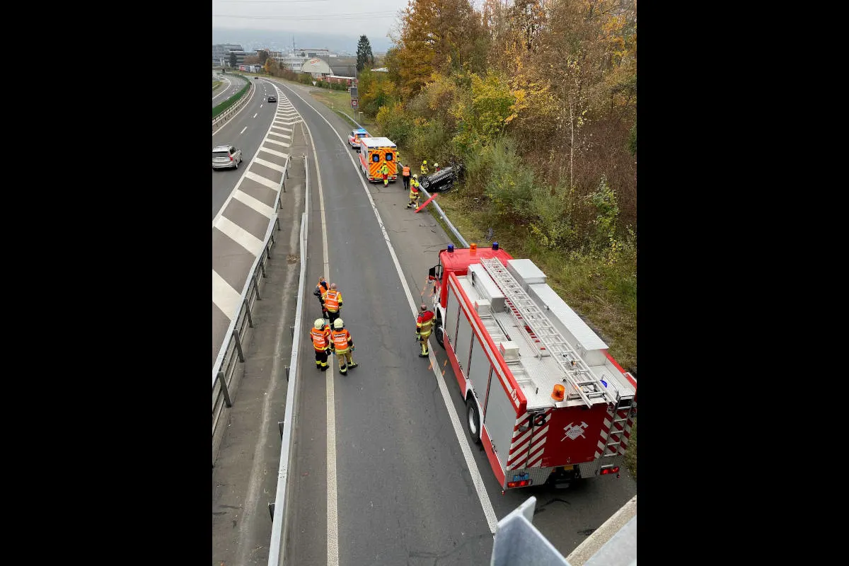 Unfall auf der A4a bei Cham ZG – Fahrzeug landet auf dem Dach