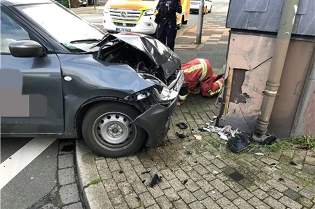 Velbert: Fahrzeugführerin bei Frontalzusammenstoß mit Hauswand schwer verletzt