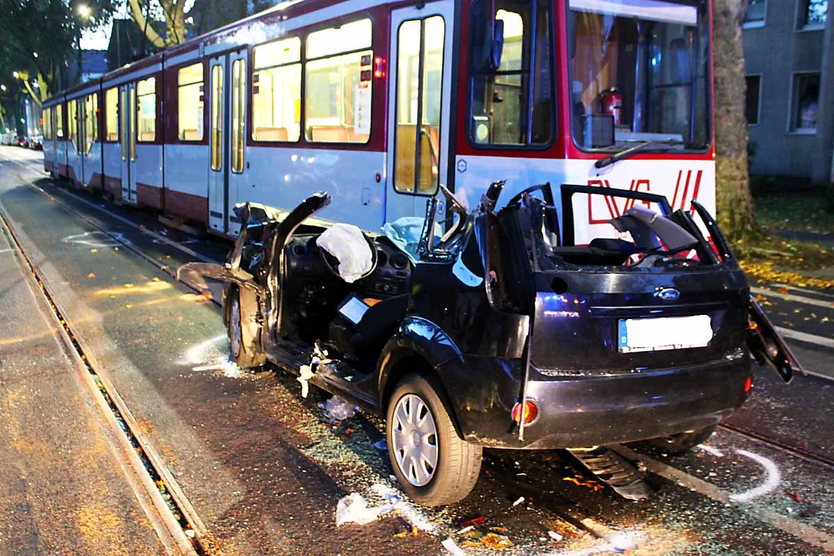 Heftiger Crash in Marxloh - Frontalzusammenstoß zwischen Auto und Straßenbahn - 60-jährige schwerverletzt