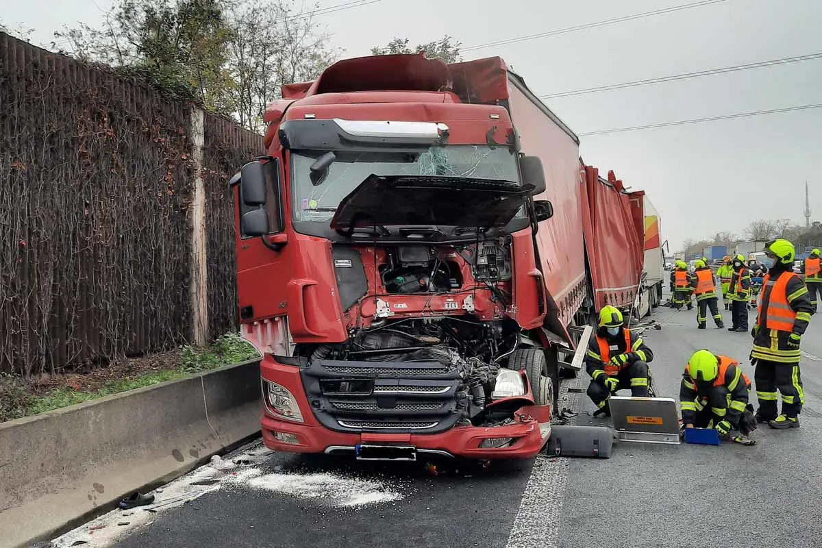 Schwerer Verkehrsunfall in Oberhausen - Unfall mit vier beteiligten Lkw