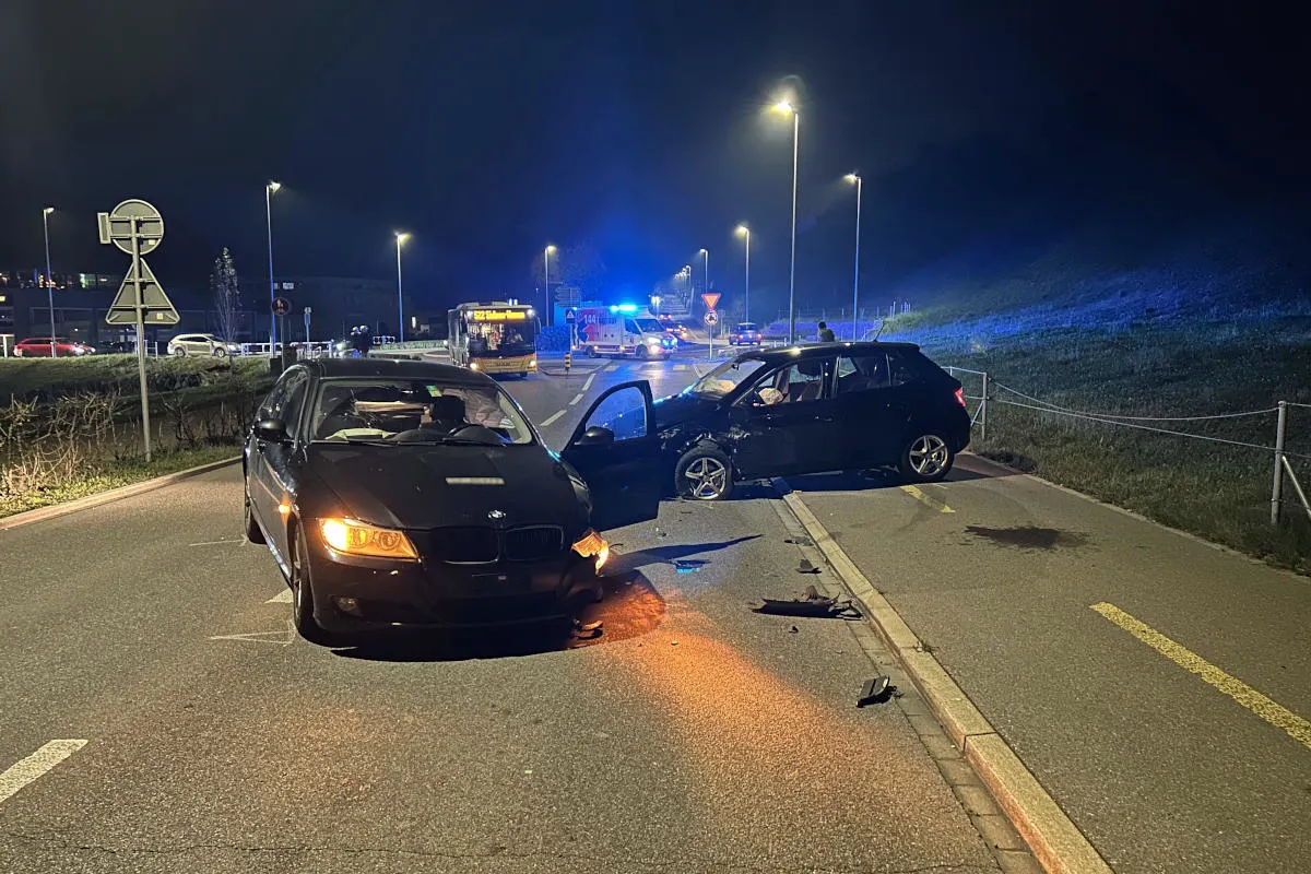 Reichenburg SZ – Drei Verletzte nach Frontalkollision zweier Autos