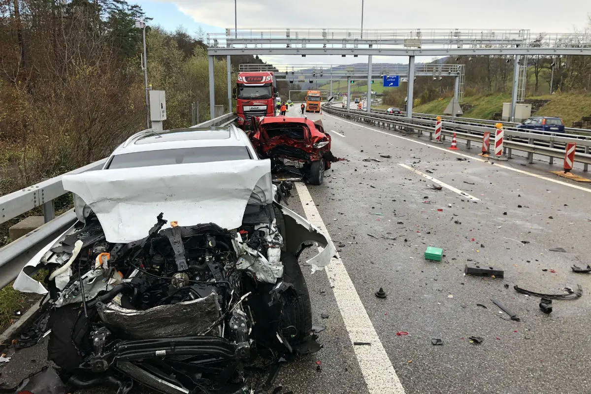 A3/Effingen AG - Drei Todesopfer nach Horrorunfall geborgen