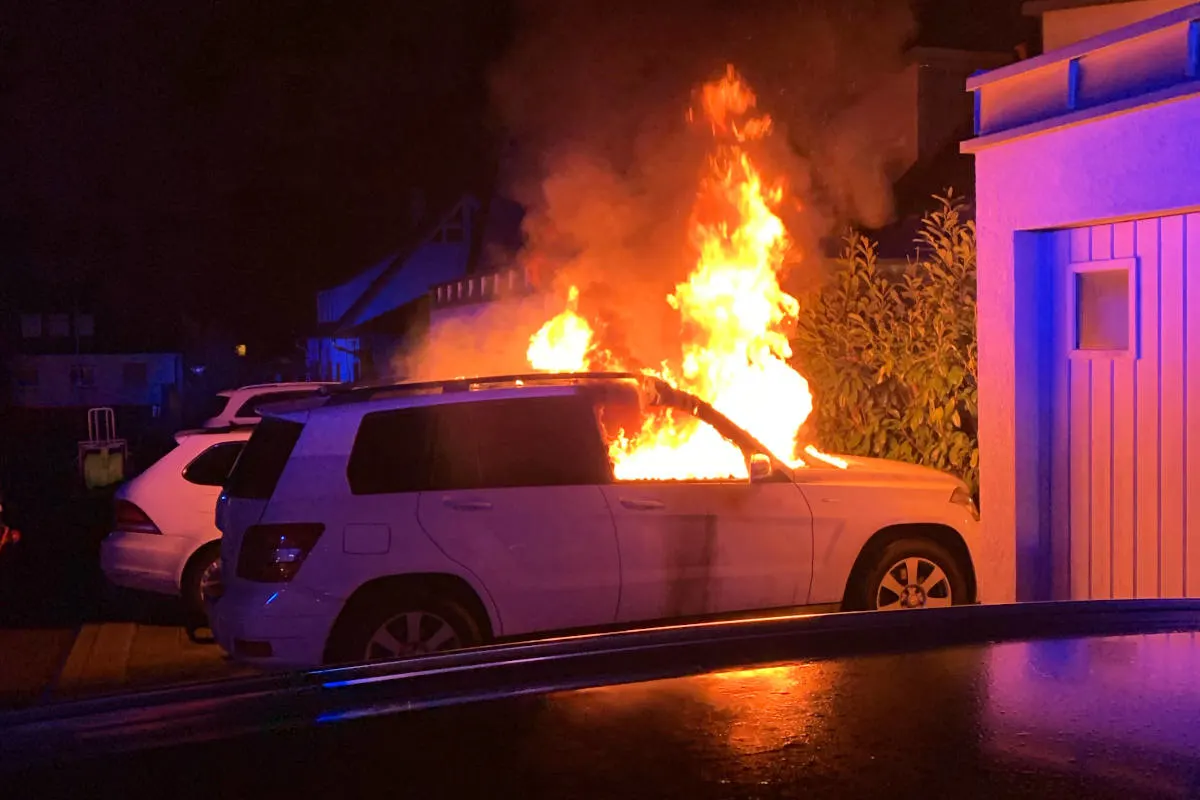 Fahrzeugbrand in Gäufelden – Feuerwehr verhindert ein übergreifen der Flammen
