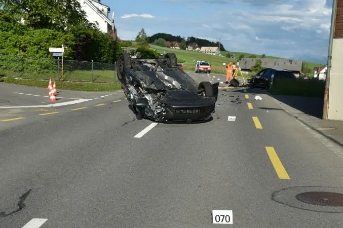 Hausen a. A. ZH - Zwei Verletzte nach Crash