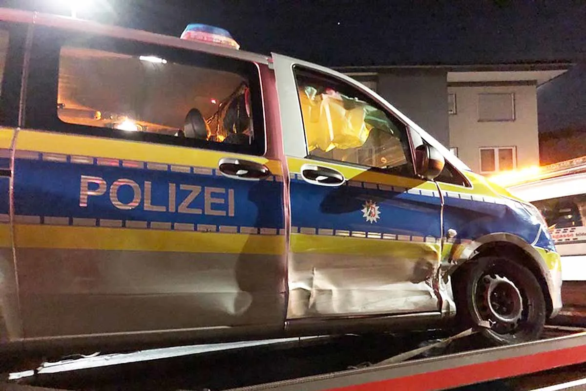 Bergisch Gladbach - Polizeiauto in Unfall verwickelt