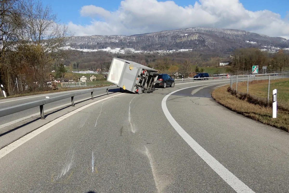 A1 Wangen an der Aare BE – Anhänger kippte in der Ausfahrt um