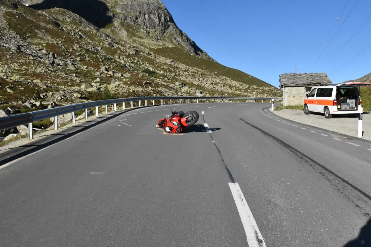 Silvaplana GR - Motorradlenkerin schwer gestürzt