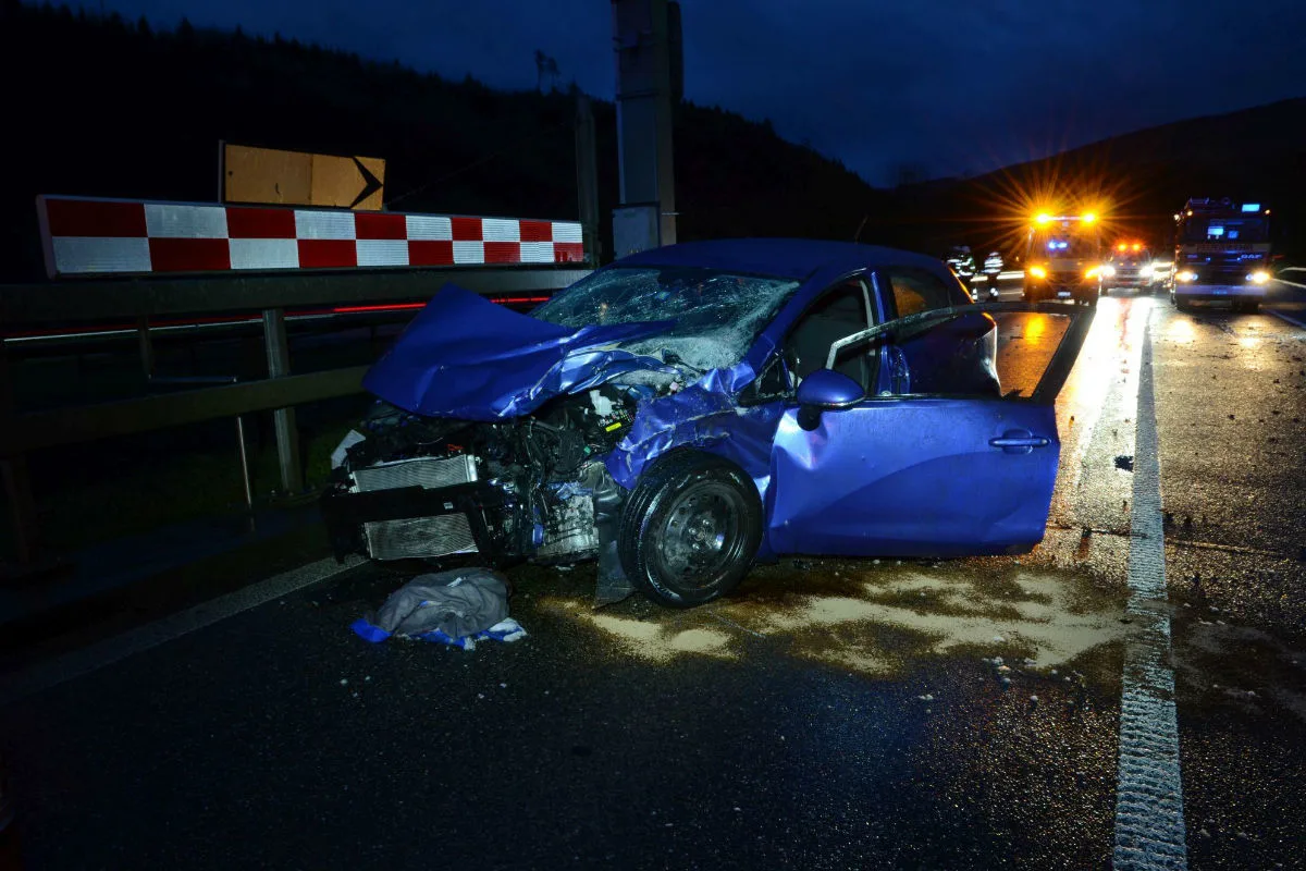 Nenzlingen BL - Frontalkcrash zwischen zwei Autos