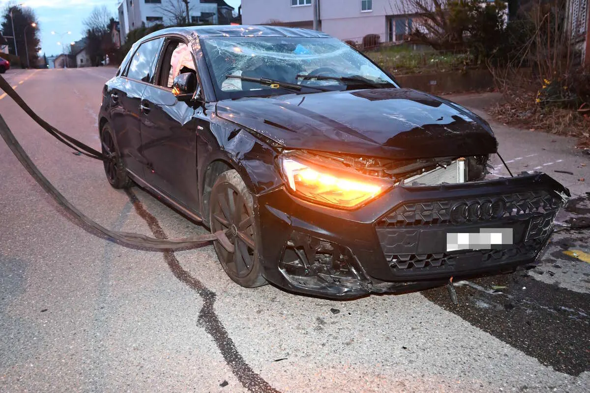 Niederuzwil SG – Auto überschlägt sich bei Unfall