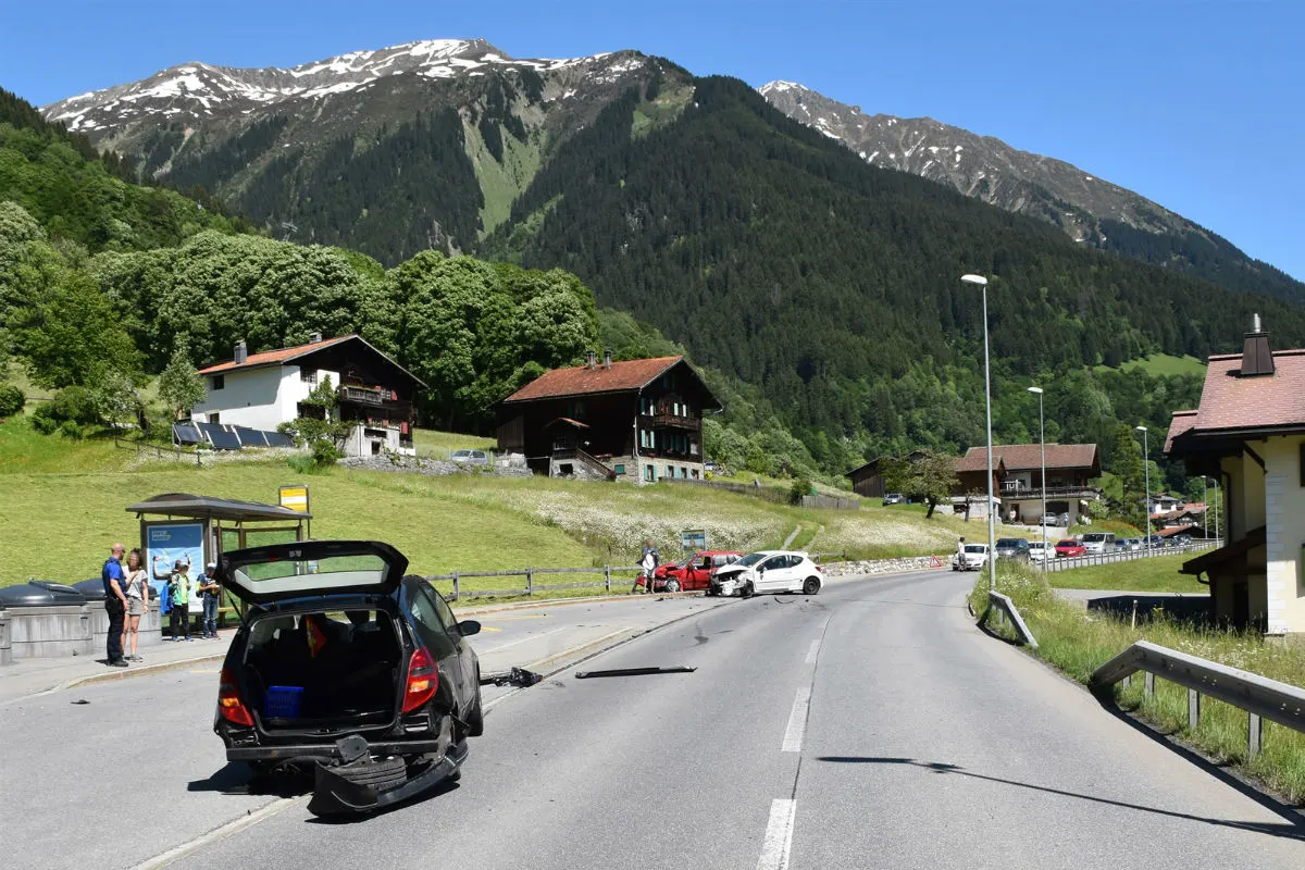 Klosters GR - Drei Autos nach Kollision total beschädigt