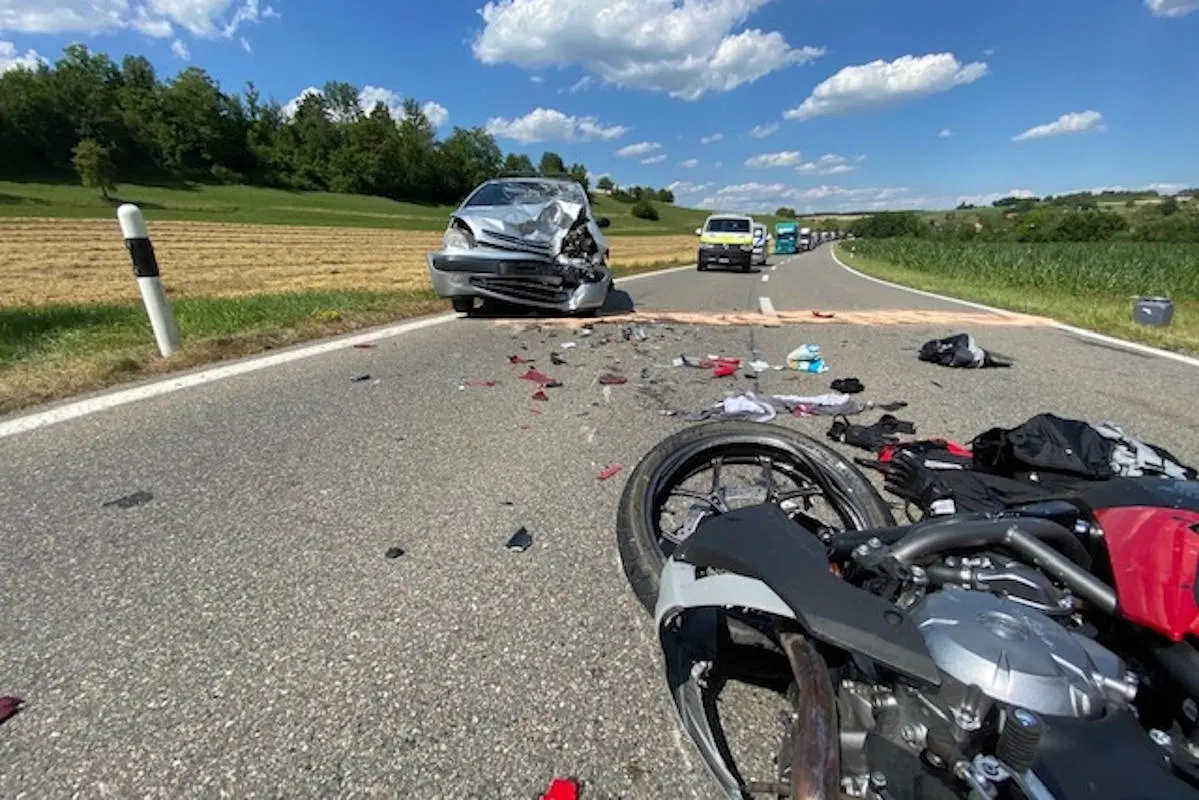 Densbüren AG – Motorradfahrer bei Frontalkollision schwer verletzt