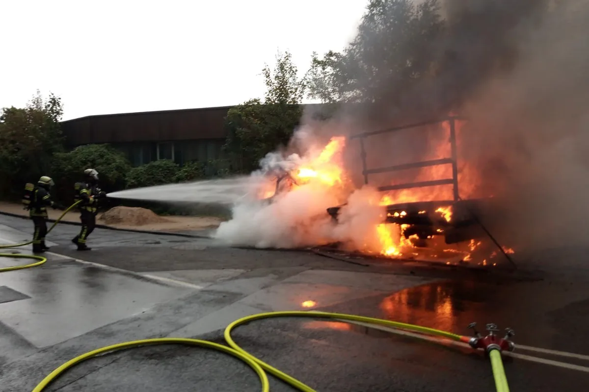Gevelsberg NW – Lkw gerät während Fahrt in Brand