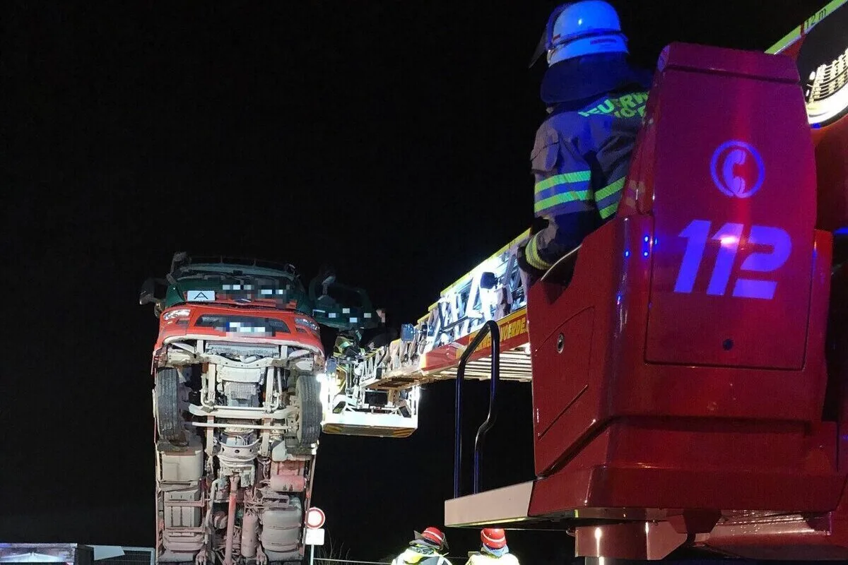 Voerde NW - LKW-Absetzkipper kippte um