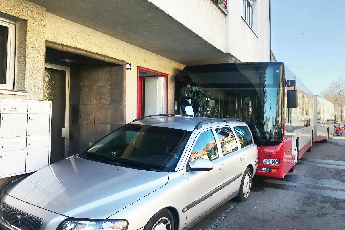 Winterthur ZH - Stadtbus in Hausmauer geprallt