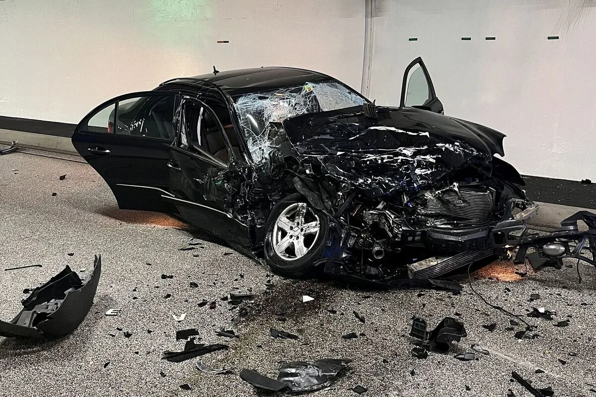 Eptingen BL / A2 Belchen Tunnel - Frontalkollison zwischen Lieferwagen und Auto