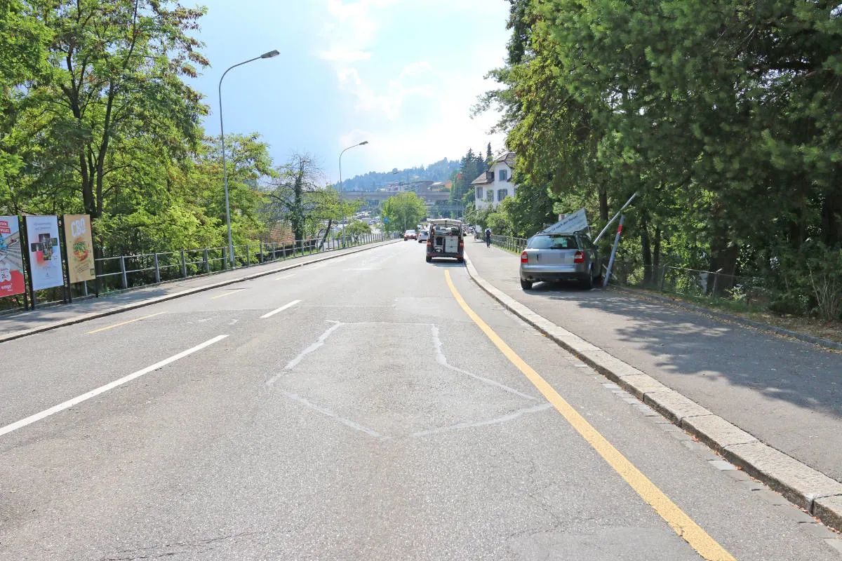 Stadt St.Gallen - Fahrzeuglenkerin kollidiert mit Werbetafel