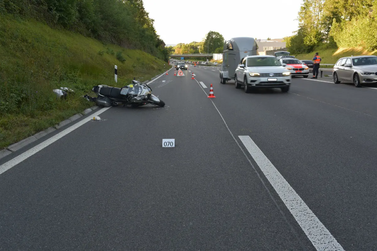 A3/Thalwil ZH - Motorrad prallt gegen Mittelleitplanke