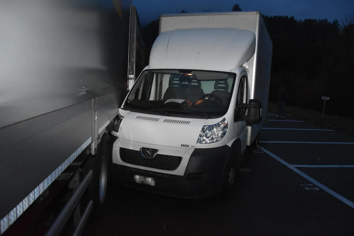 Unfall in Wattwil SG – Zwischen Lieferwagen und Lastwagen eingeklemmt