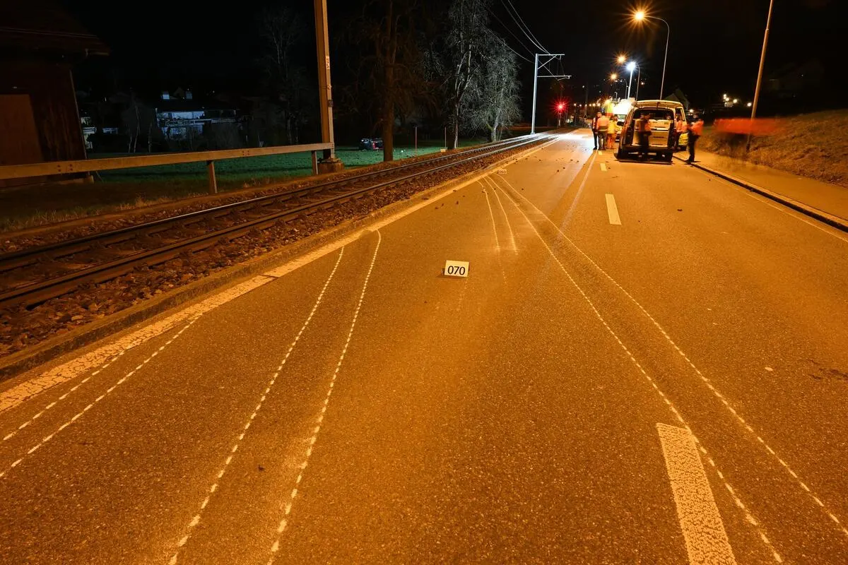 Esslingen ZH – Auto überschlägt sich bei Unfall mehrfach