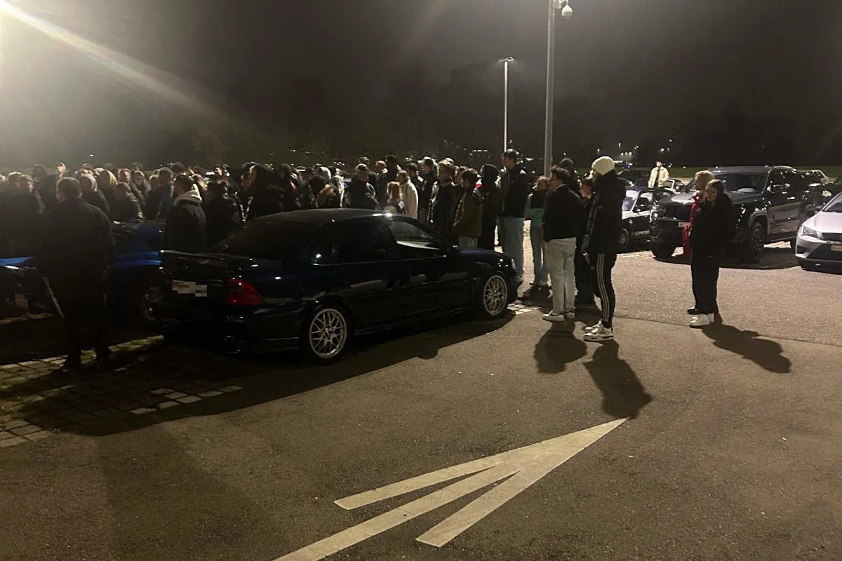 Kloten ZH – Kontrolle von unbewilligtem Autotreffen beim Flughafen