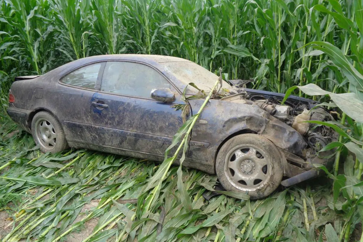 Betrunkener Mercedesfahrer baut schweren Selbstunfall