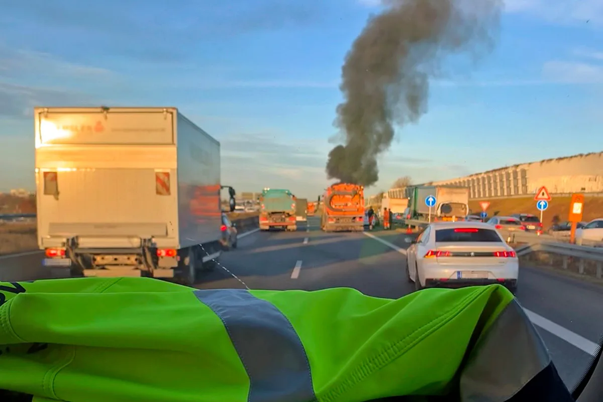 München – Pkw brennt auf der A99 komplett aus