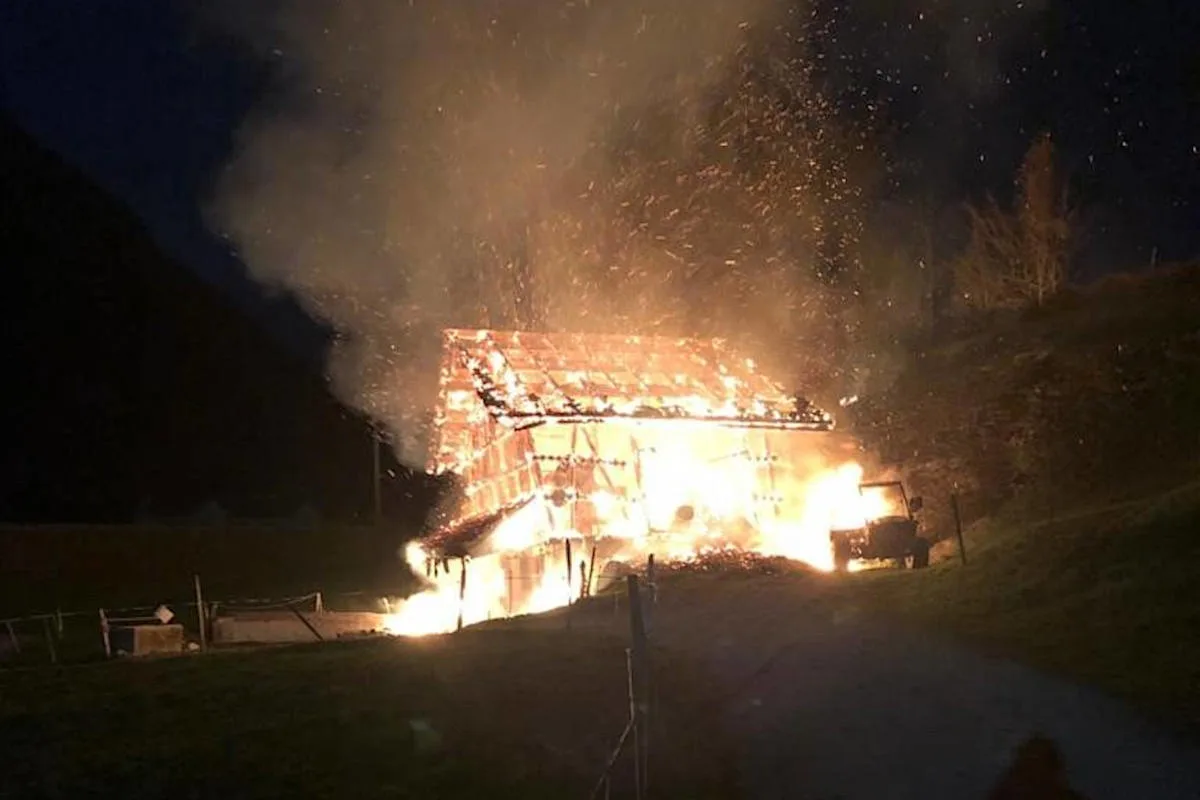 Rüti GL - Brand einer Scheune