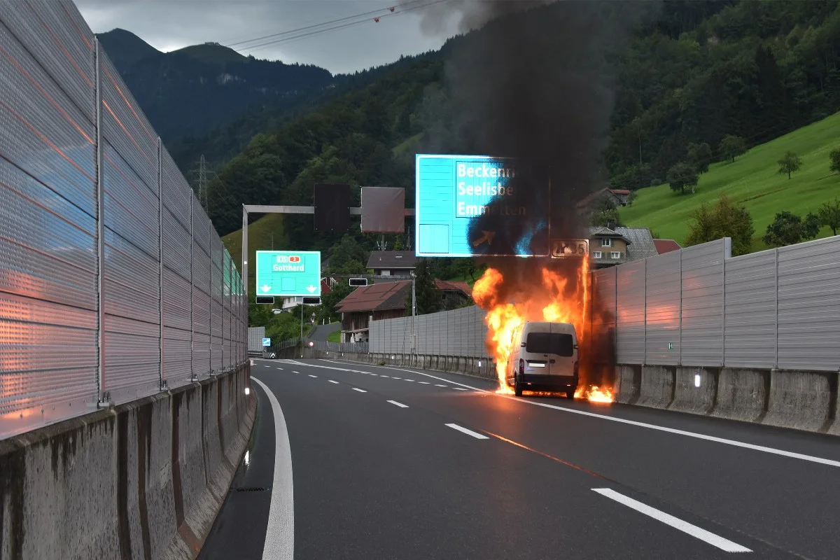 Beckenried NW - Lieferwagen geht auf der Autobahn A2 in Flammen auf