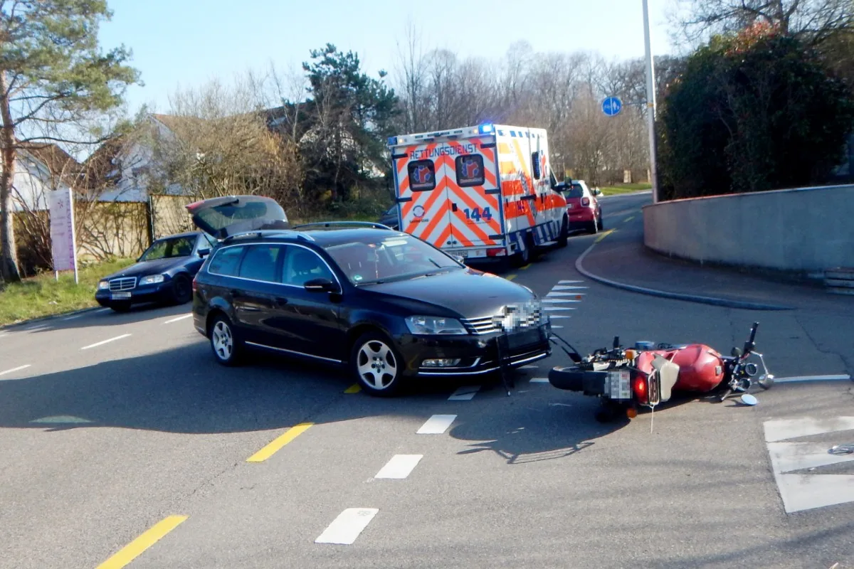 Kreuzlingen TG - 61-jährige Motorradfahrerin verletzt