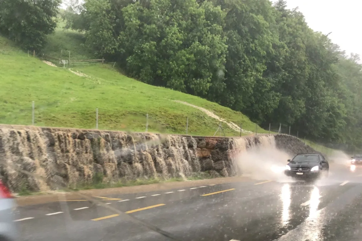 Heftiges Gewitter führt im Kanton Schwyz zu zahlreichen Feuerwehreinsätzen