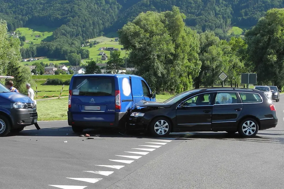 Reichenburg SZ -  Zwei Personen bei Verkehrsunfall leicht verletzt