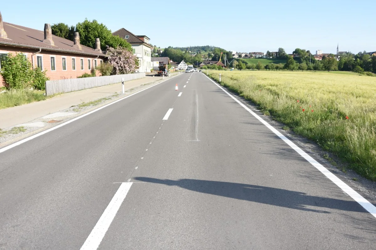 Bazenheid SG - BMW-Lenker wagt riskantes Überholmanöver und baut Streifkollision