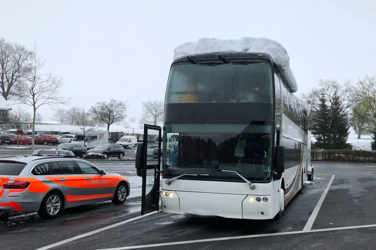 A2 Emmenbrücke LU - Reisecar mit über 40 cm Schnee auf Dach angehalten