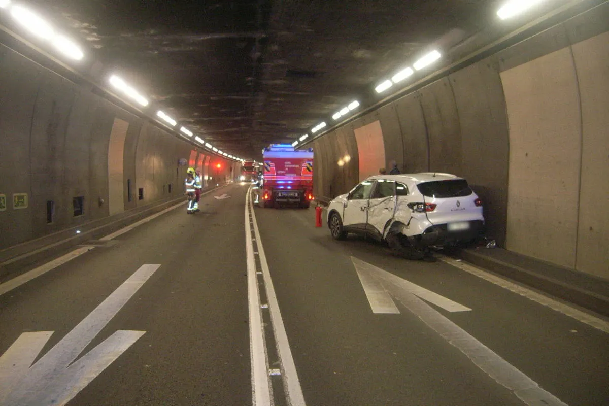 Unfall Göschenen UR - Kollision zwischen Personenwagen und Reisecar